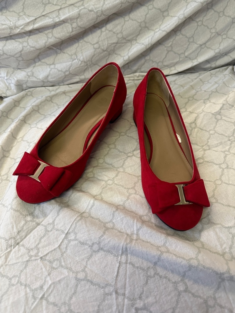 Jaclyn Smith Red Bow kitten heels with Gold Detail size 9 - Picture 1 of 5